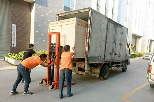 蘭州客戶SMT設備專車送貨，貨到上門安裝調(diào)試