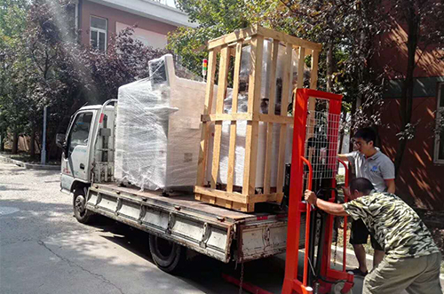 常熟客戶SMT設(shè)備專車送貨，貨到上門安裝調(diào)試